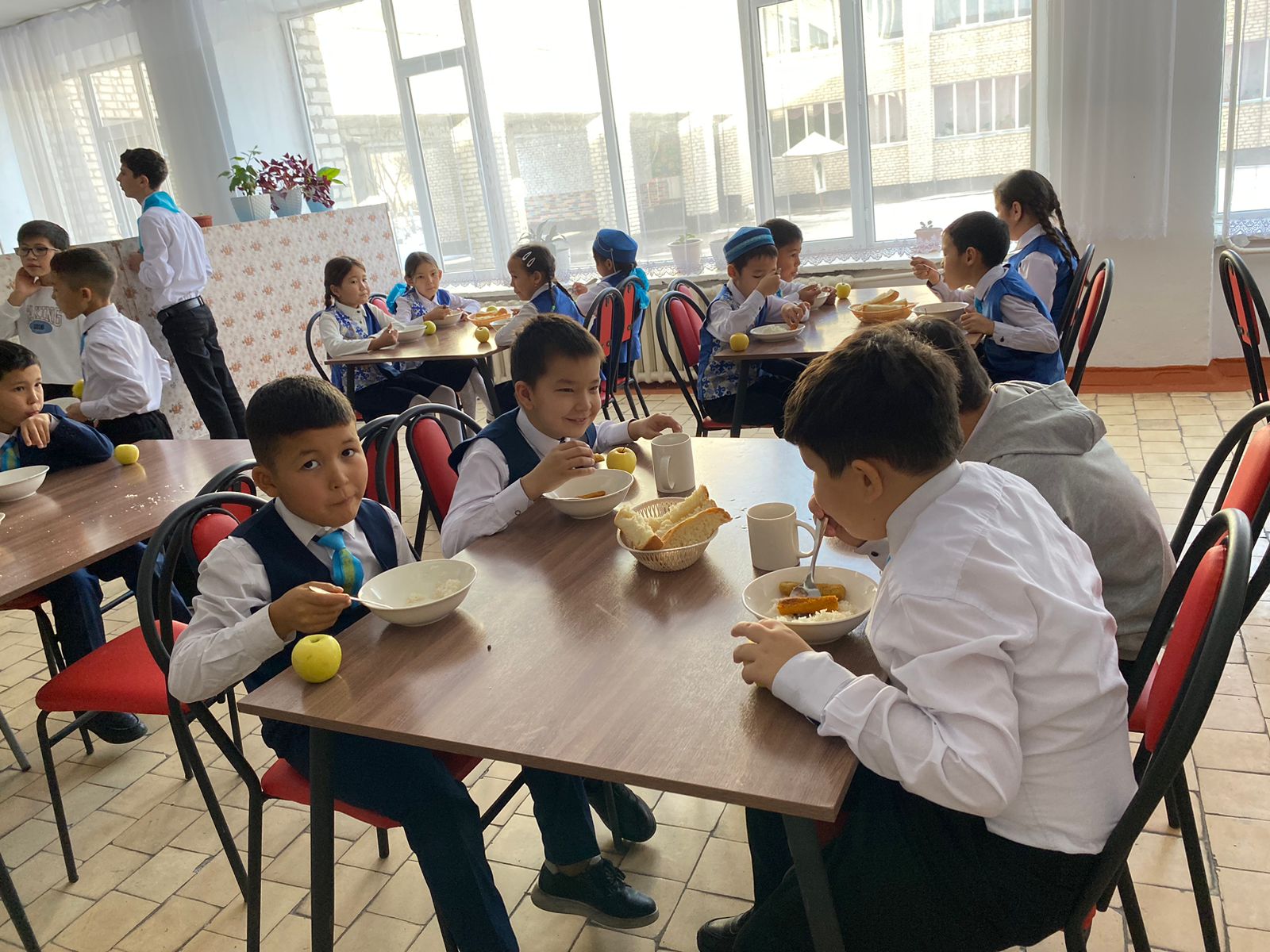 Мектеп асханасында оқушылар тамақтануда